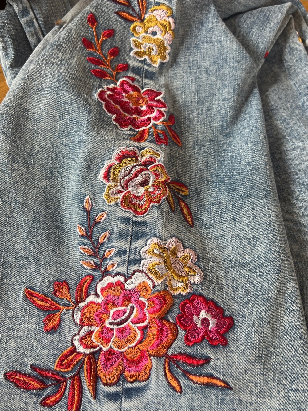 Flamingals Embroidered Floral Light Blue Barrel Jeans - Picture 8 of 10